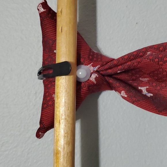 Elegant Burgundy Tie with Subtle Pattern - Picture 5 of 6